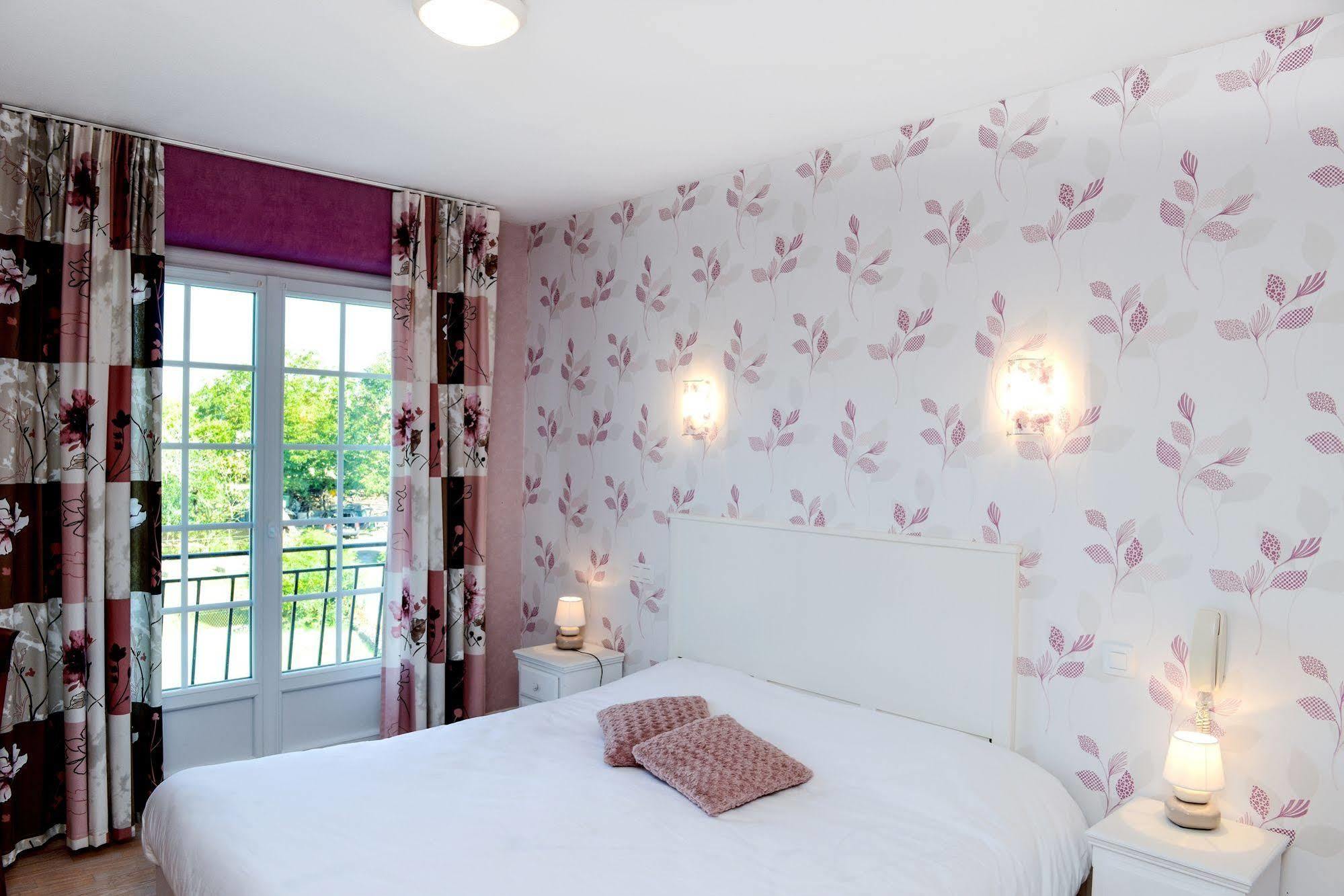 Logis Chez Germaine Hotel Geus-d'Oloron Bagian luar foto